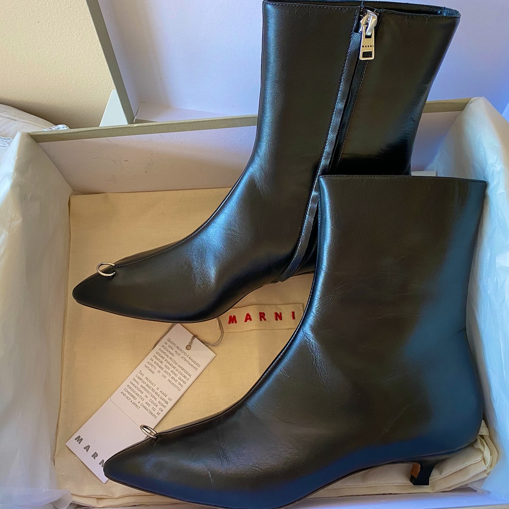 Marni 39 Edgy Classic Rare Unique kitten heel leather pointed toe ankle boots